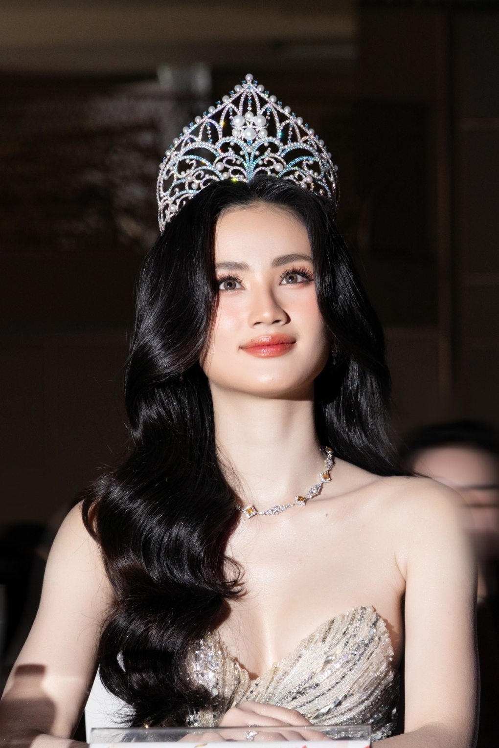 Miss World Vietnam 2023 Ý Nhi xác nhận cô đã nâng ngực, chỉnh xương mũi và cắt mí để vẻ ngoài hoàn thiện hơn. Sau một năm tân trang diện mạo, Ý Nhi thấy hài lòng với vẻ ngoài.