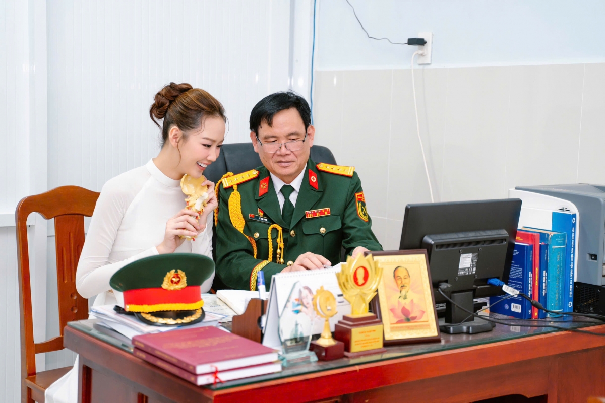 Hoa hậu Liên lục địa 2022 Lê Nguyễn Bảo Ngọc đã đăng tải bộ ảnh ý nghĩa cùng cha là bác sĩ quân y, hưởng ứng Ngày thành lập Quân đội Nhân dân Việt Nam và tri ân sự hy sinh thầm lặng của lực lượng quân đội.