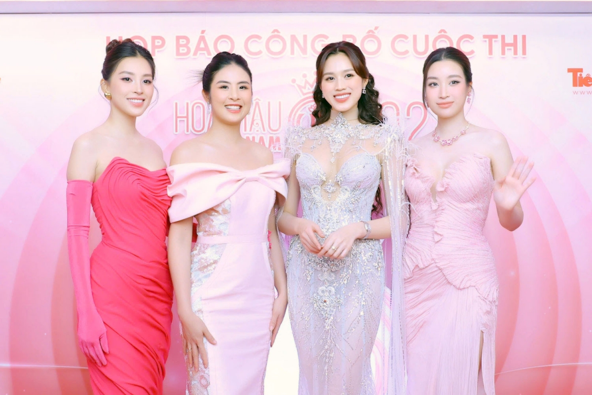 Các hoa hậu đọ sắc, vui mừng tụ họp tại cuộc thi mình từng đăng quang ngôi vị cao nhất: Tiểu Vy, Ngọc Hân, Đỗ Thị Hà, Đỗ Mỹ Linh (từ trái qua phải).