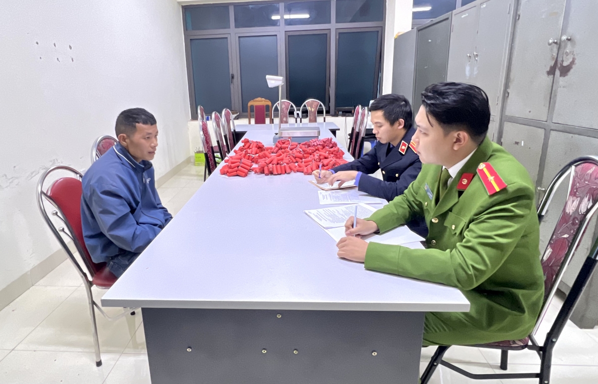Đối tượng Quàng Văn Hoàng tại cơ quan công an