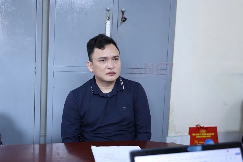 Đối tượng Trần Cao Long tại cơ quan công an