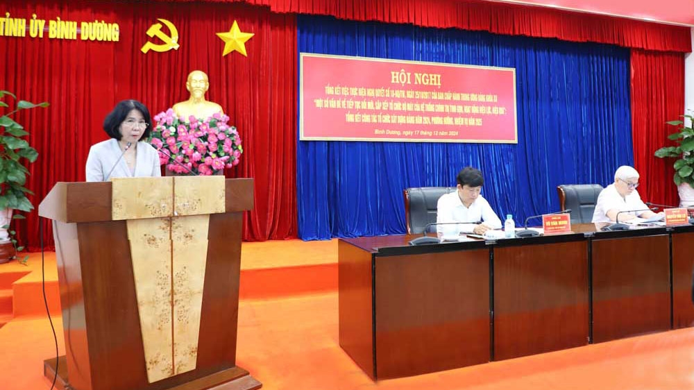 Bà Nguyễn Minh Thủy, Trưởng Ban Tổ chức Tỉnh ủy báo cáo tổng kết thực hiện Nghị quyết số 18 (ảnh: Quốc Chiến)