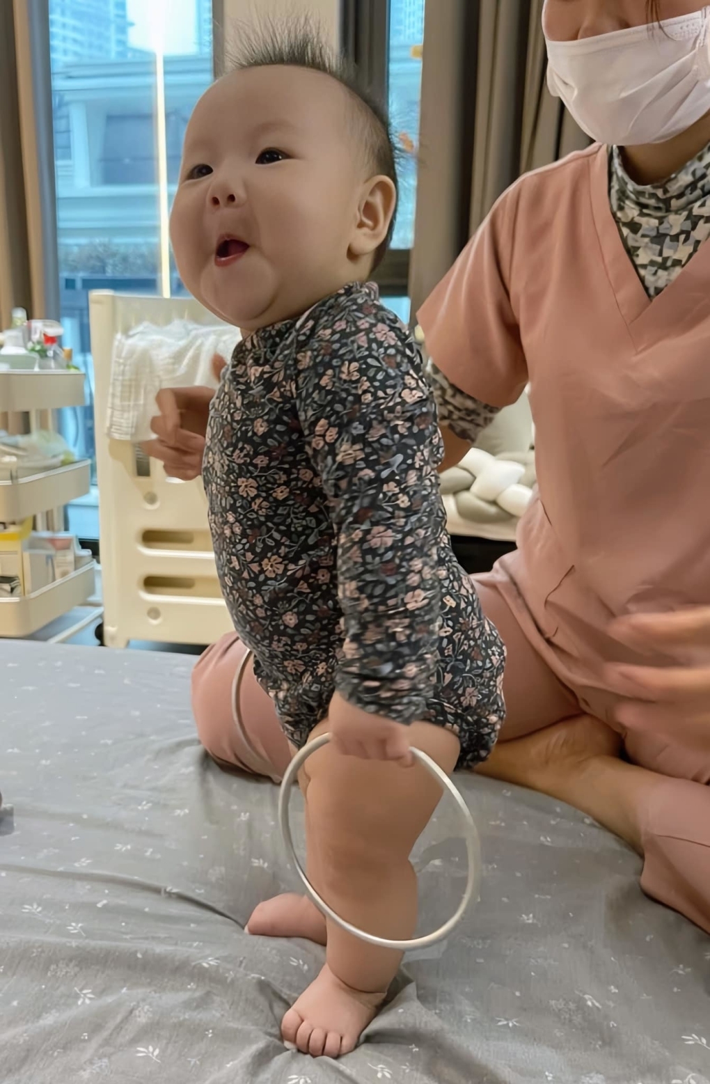 Phương Oanh chia sẻ khoảnh khắc của bé Jenny khi tập vận động tại nhà và cho biết không thể nhịn được cười mỗi lần nhìn con gái. Nữ diễn viên đặt cho Jenny biệt danh "thánh tấu hề" của gia đình. (Nguồn: FBNV)