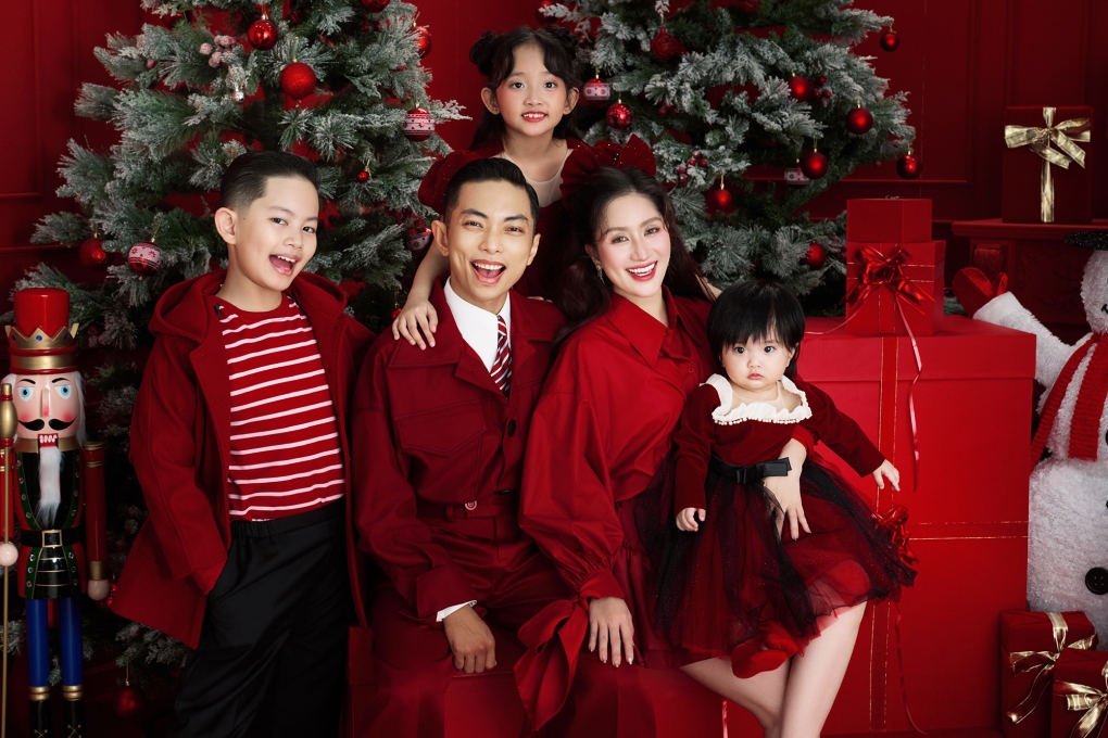 Sao Việt 23/12: Vợ chồng Khánh Thi - Phan Hiển cùng ba con diện trang phục tông đỏ đồng điệu. Nữ kiện tướng dancesport cho biết gia đình cô duy trì truyền thống chụp ảnh Noel từ nhiều năm nay vì đây là dịp lễ đặc biệt để quây quần, gắn kết. Từ hai vợ chồng, số lượng thành viên của gia đình trong bộ hình sau 14 năm gắn bó đã lên đến con số 5 khi có thêm ba nhóc tỳ Kubi, Anna và Lisa.