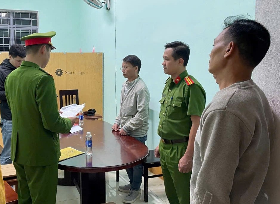 Cơ quan cảnh sát điều tra Công an tỉnh Thái Bình tống đạt các quyết định và lệnh bắt tạm giam đối với ông Nguyễn Thanh Tâm (đeo kính). (Ảnh: CACC)