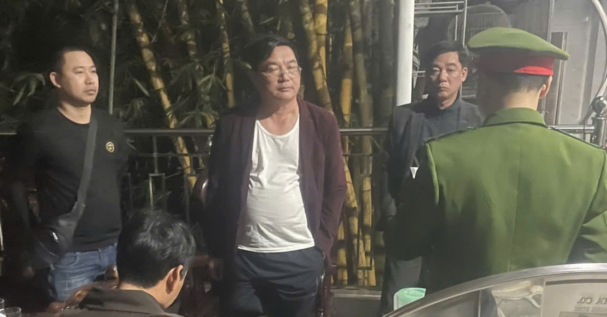 Ông Vũ Đình Năm (đứng giữa) - Trưởng văn phòng đại diện tạp chí điện tử Môi trường và Đô thị Việt Nam tại Tây Nguyên. (Ảnh: CACC)