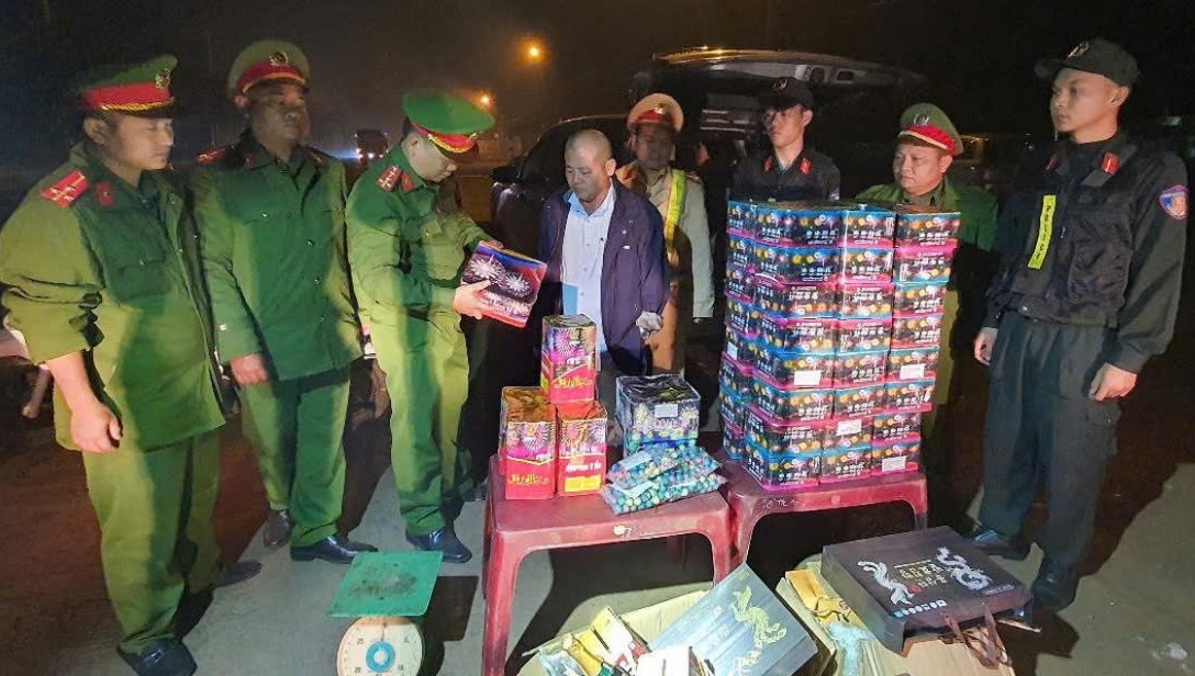 Đối tượng Đặng Hữu Quý cùng số pháo tang vật bị lực lượng công an bắt giữ.