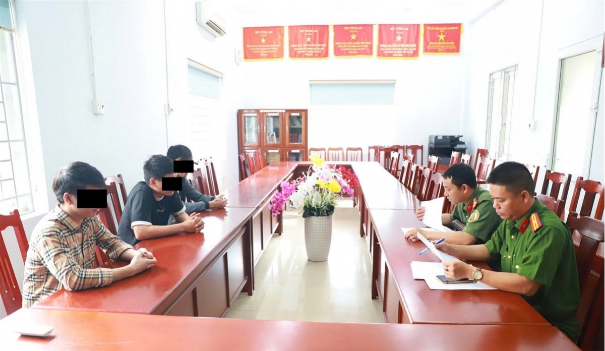 Công an Ninh Thuận tiếp nhận các nạn nhân. Ảnh: CANT