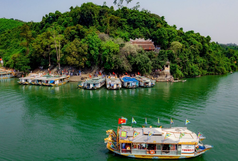 Vào dịp tháng 3 và tháng 7 âm lịch, đông đảo du khách hành hương về lễ hội tại di tích điện Huệ Nam, xã Hương Thọ, TP. Huế. Ảnh: V.T