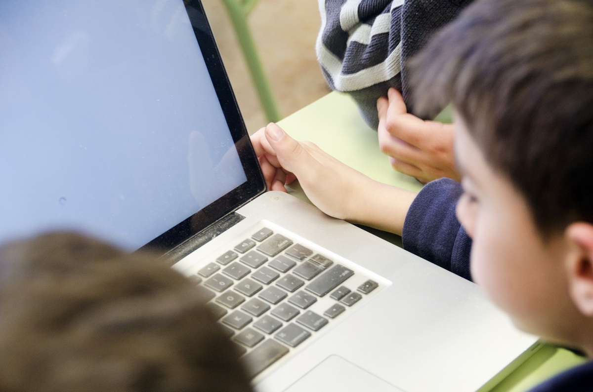 Lệ thuộc vào Internet và thiết bị thông minh đang ngày càng lan rộng tại Nhật Bản (Ảnh: Jiji Press)