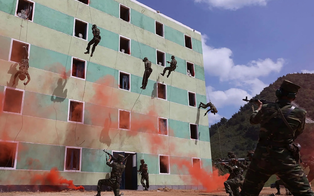 Lính đặc nhiệm Triều Tiên huấn luyện trên thao trường. Ảnh: KCNA.