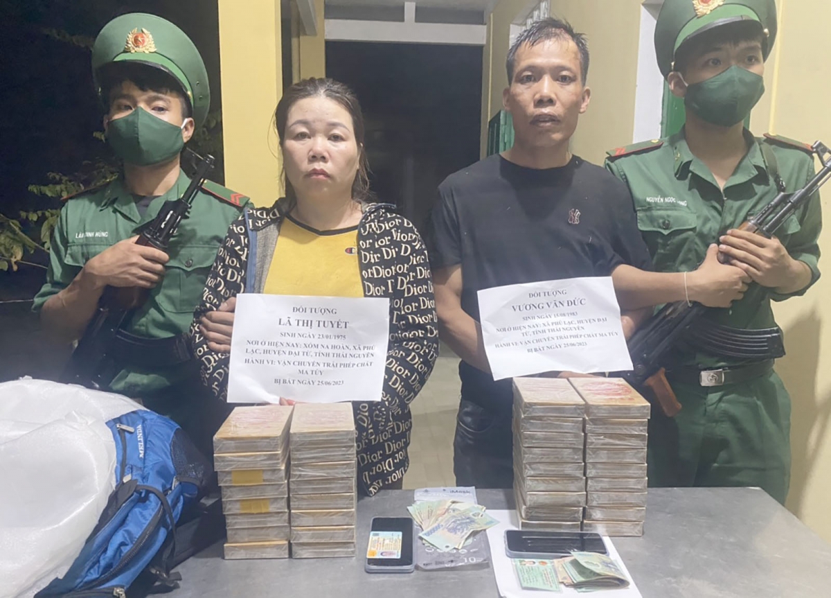 Lực lượng Biên phòng Kon Tum bắt giữ 2 đối tượng Vương Văn Đức và Lã Thị Tuyết vận chuyển 34 bánh heroin từ Lào về Việt Nam vào tháng 6/2023.