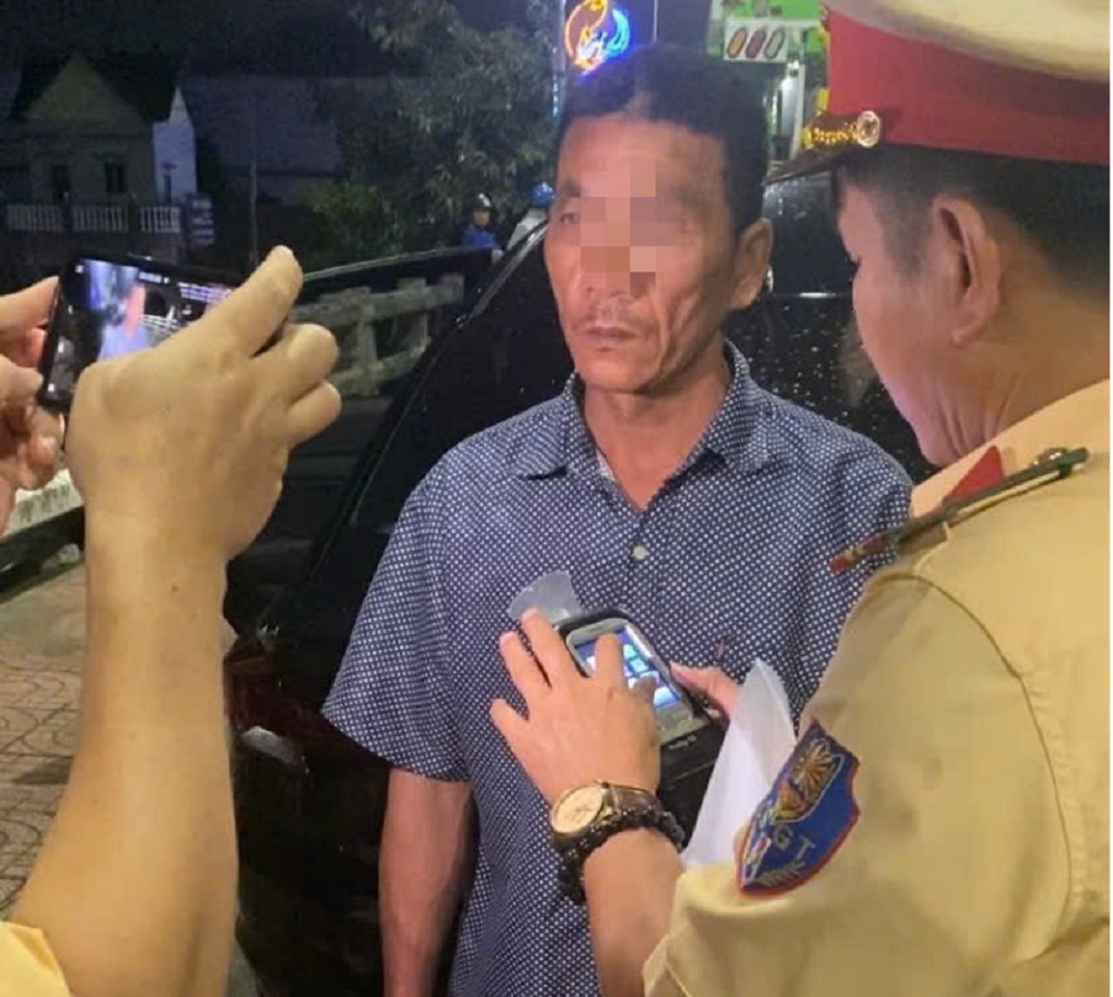 Lực lượng Cảnh sát giao thông kiểm tra nồng độ cồn đối với ông Lợi. Ảnh: CABT