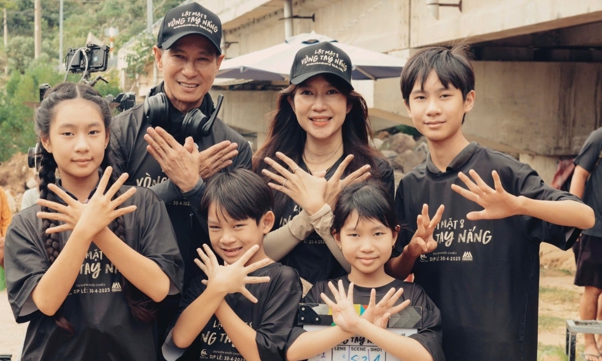 Bốn bạn nhỏ nhà Lý Hải - Minh Hà theo bố mẹ đến trường quay, dự lễ cúng khai máy và theo dõi bố chỉ đạo diễn viên phim 'Lật mặt 8', sáng 9/12.