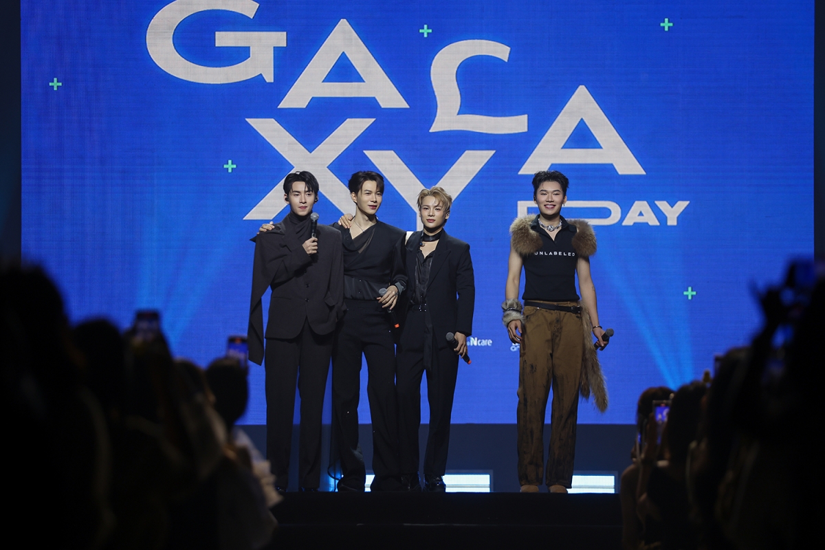 Các “anh trai” Quang Trung, Phạm Đình Thái Ngân, Hùng Huỳnh đến chúc mừng Anh Tú