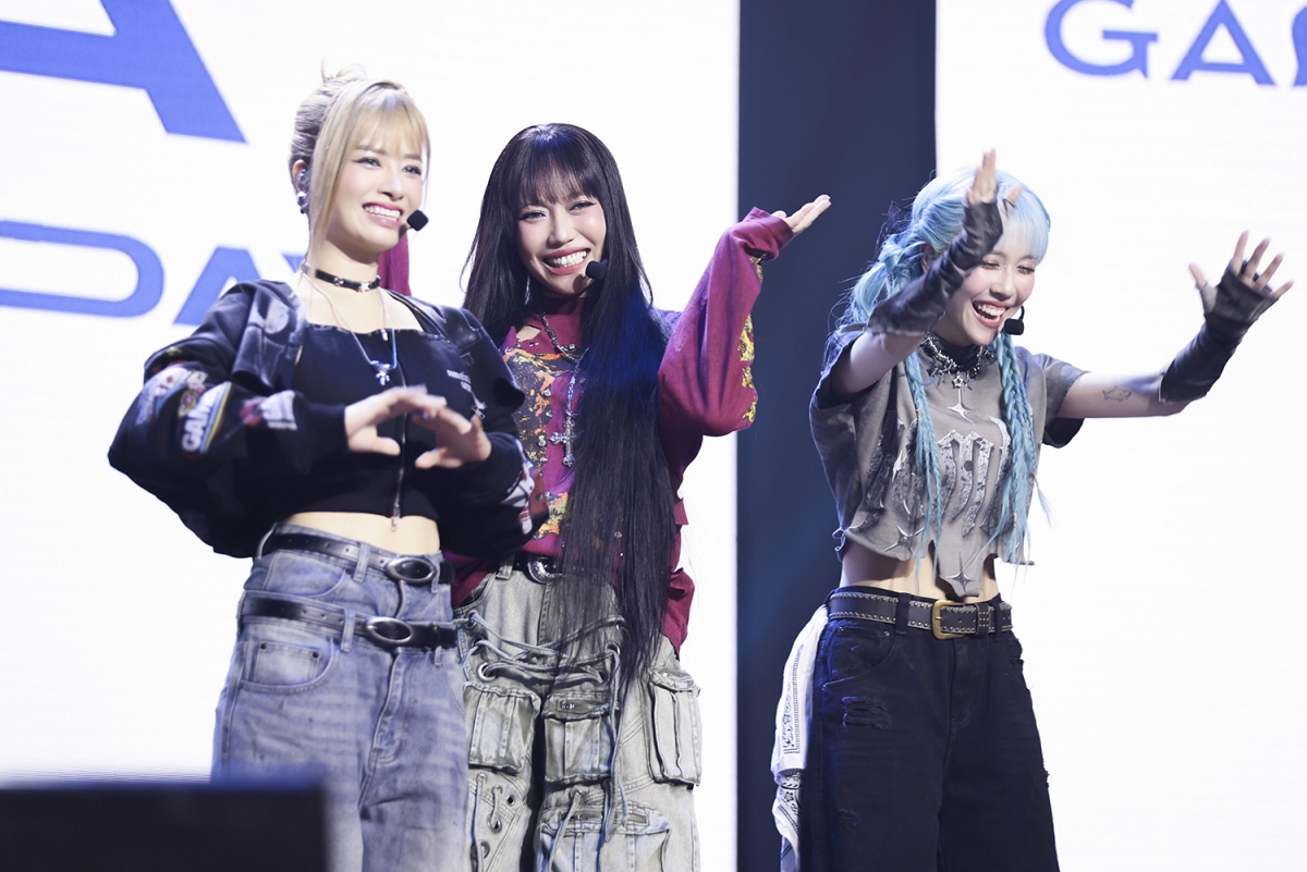 Diệu Nhi, Dương Hoàng Yến, Hậu Hoàng trình diễn ca khúc "Quăng hết đi"