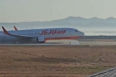 Máy bay gặp nạn tiếp đất trong tình trạng càng không mở và không có dấu hiệu giảm tốc độ (ảnh: NHK)