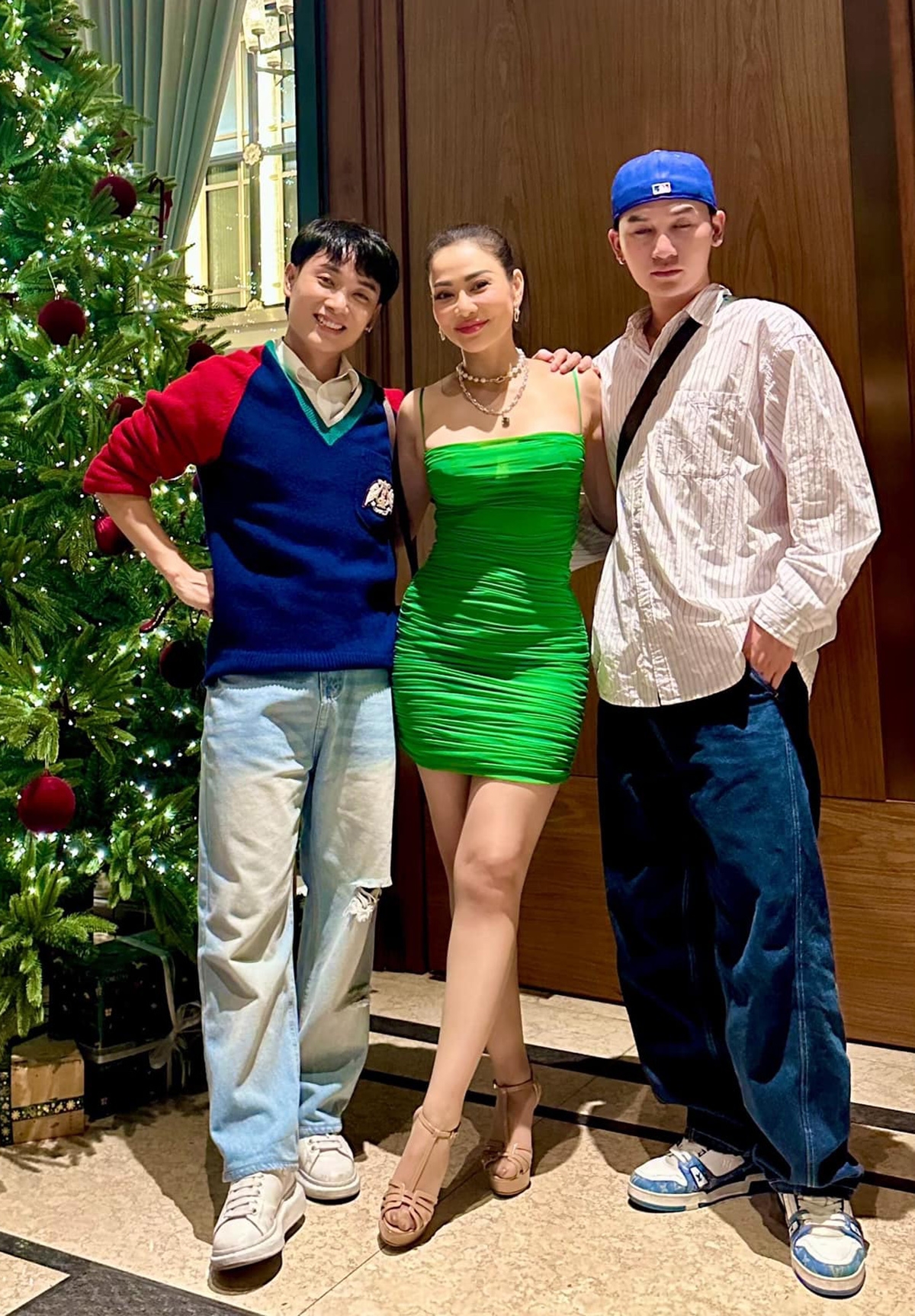 Thu Minh chụp ảnh cùng Ali Hoàng Dương và Trúc Nhân. Nữ ca sĩ tự gọi cô là bà mẹ xinh đẹp, sexy bên cạnh hai cậu con trai. (Nguồn: FBNV)