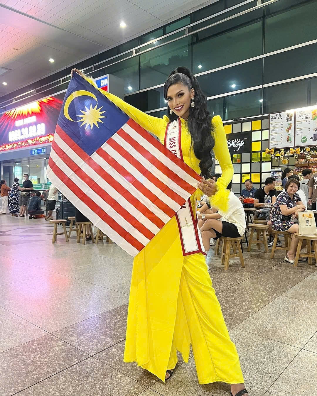 Người đẹp Rashmita Rasindran đến từ Malaysia diện trang phục áo dài đến TP.HCM