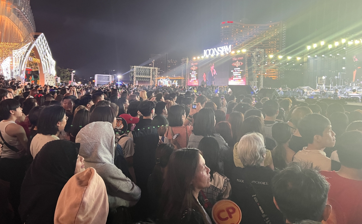 Được tổ chức tại River Park, Iconsiam, lễ hội năm nay nổi bật với màn bắn pháo hoa kéo dài 1.400m dọc bờ sông Chao Phraya. Bên cạnh đó, điểm nhấn đặc biệt lôi kéo người xem tại lễ hội là sự xuất hiện của ngôi sao âm nhạc K-Pop Lisa. Thần tượng âm nhạc của giới trẻ khắp khu vực được kỳ vọng sẽ có những màn thể hiện bùng nổ trên sân khấu rực rỡ ánh sáng.