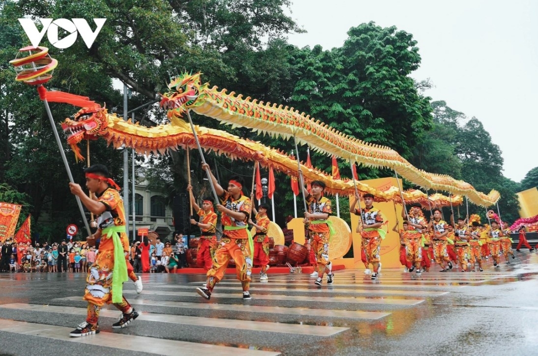 Since its launch eight years ago, the walking space around Hoan Kiem lake in the capital has become an interesting destination for both domestic and foreign visitors to enjoy every weekend.