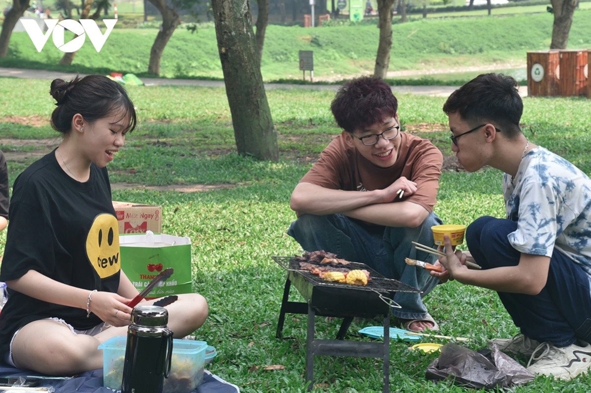 Yen So park in Hoang Mai district of Hanoi is one of the favourite places among families as it’s an ideal place in which to camp, fly kites, and play folk games.