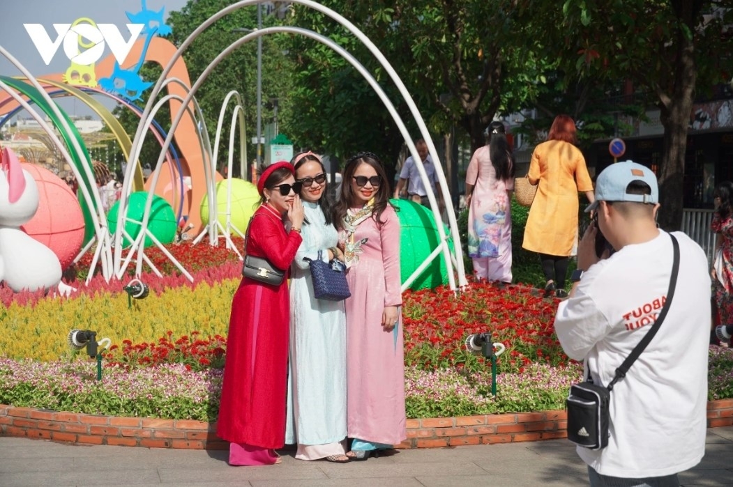 Nguyen Hue Flower Street in Ho Chi Minh City is another must-visit venue for revelers during the upcoming public holiday. This is one of the ideal places for local people and tourists alike to visit and snap photos to mark the New Year celebrations in the city.