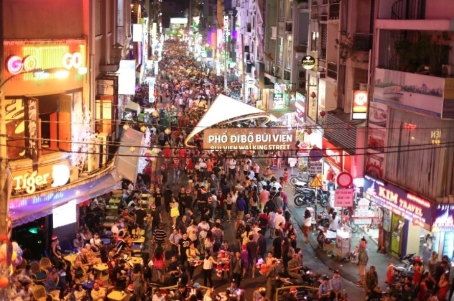 Bui Vien Street in District 1 is a famous area which has been as dubbed as “backpacker street”. It is a particular favourite place for young people in Ho Chi Minh City. The street is still an attractive place for young people and their friends to gather on the opening days of the new year.