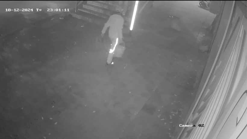 Nghi can dùng xăng tiếp cận hiện trường