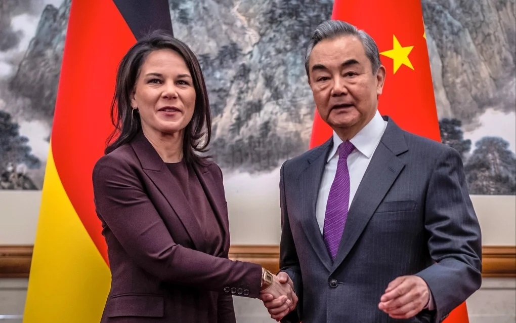 Ngoại trưởng Đức Annalenca Baerbock (trái) và người đồng cấp Trung Quốc Vương Nghị. Ảnh: SCMP.