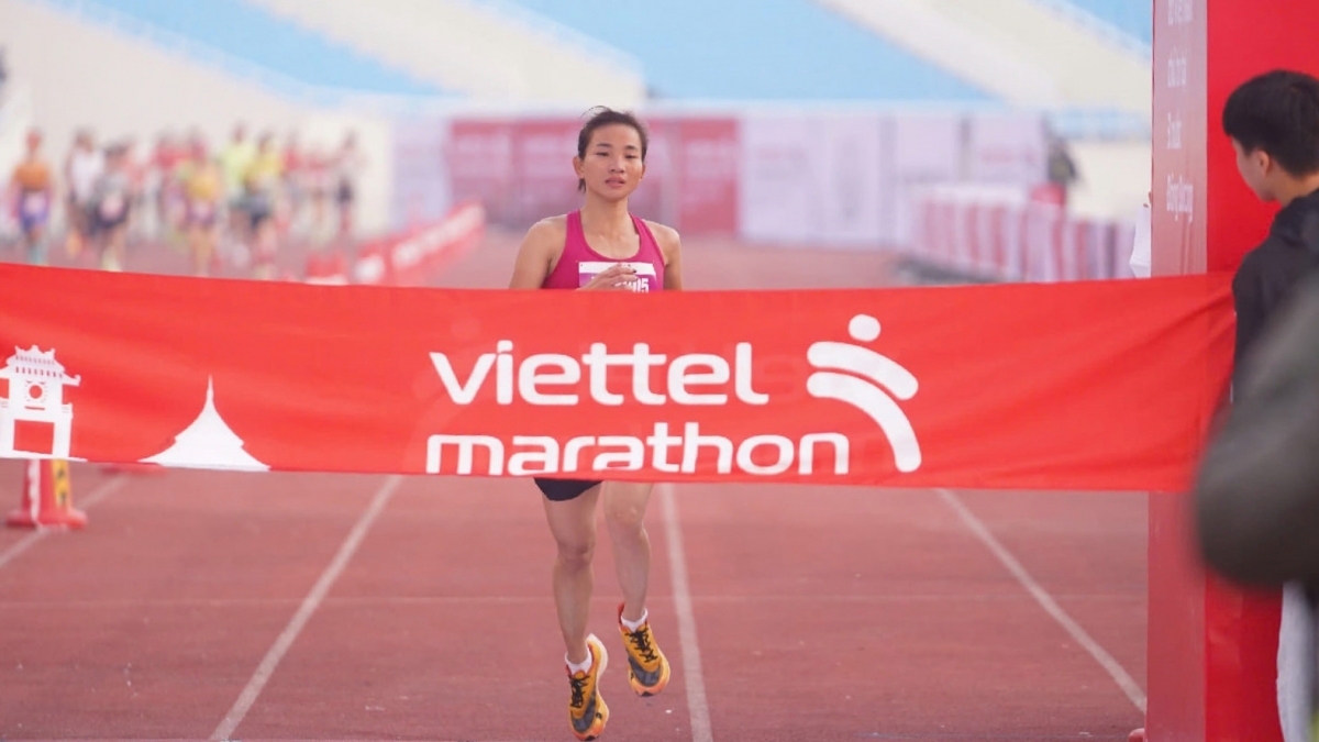 Vận động viên Nguyễn Thị Oanh đã xuất sắc lập kỷ lục marathon quốc gia với thành tích 2 giờ 39 phút 49 giây.