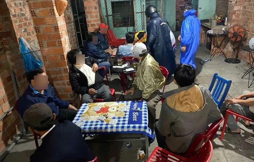 Nhóm người đánh bạc - Ảnh: CA