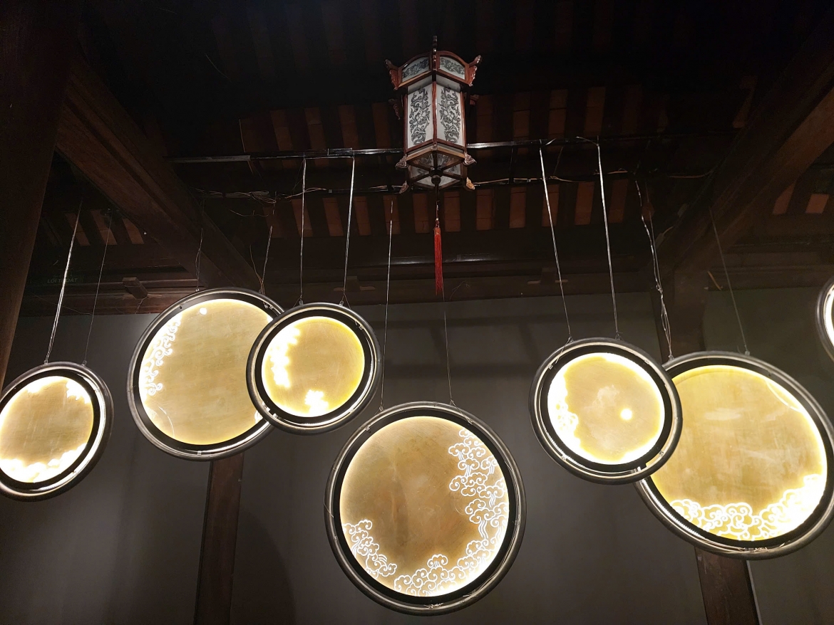 Những hoa văn truyền thống phối hợp hài hòa với nghệ thuật sắp đặt hiện đại