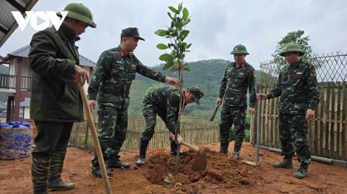 Soldiers also support residents to plant trees.