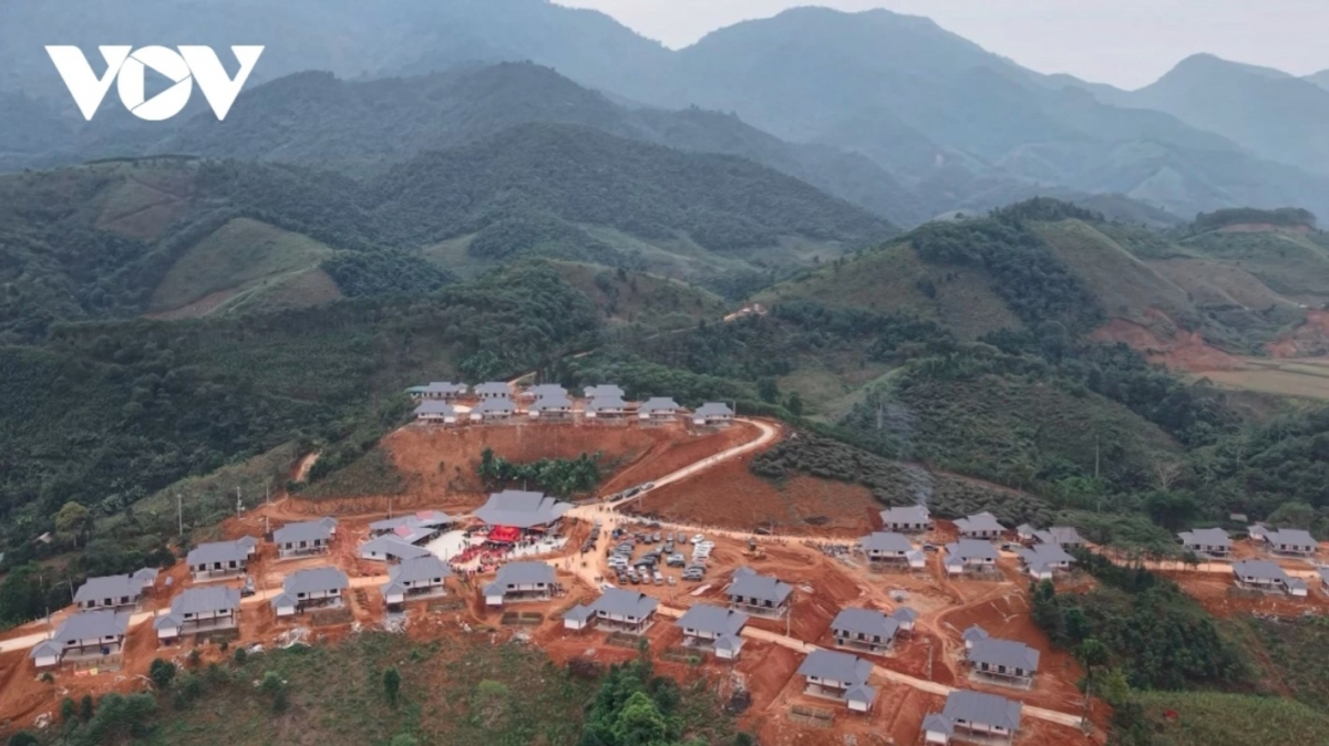 A new resettlement area featuring concrete stilt houses takes shape to welcome local villagers.