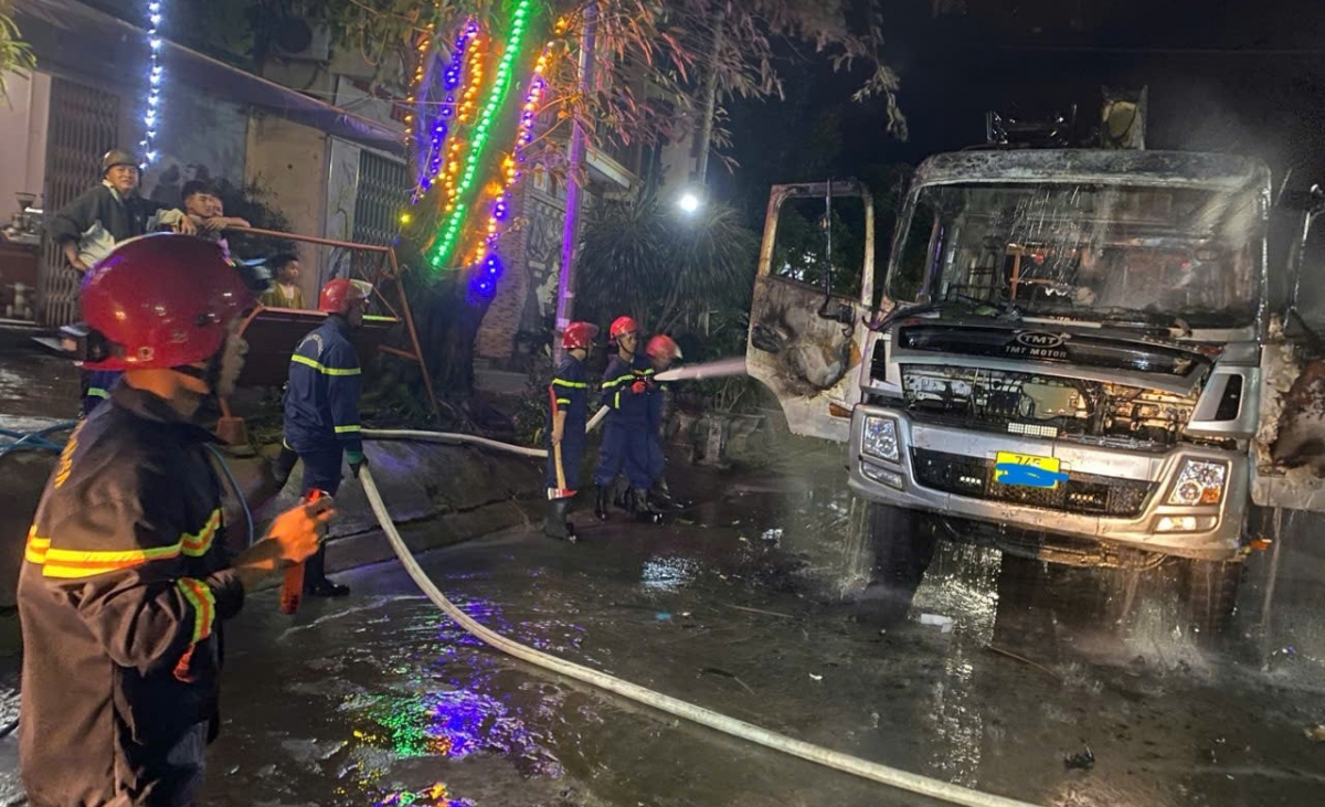 Ô tô tải bị bốc cháy tại thị trấn Lao Bảo, huyện Hướng Hóa, tỉnh Quảng Trị- Ảnh Công an Quảng Trị