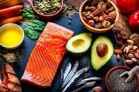 Các loại cá béo như cá hồi, cá trích, cá cơm, cá ngừ chứa nhiều omega-3. (Ảnh minh hoạ)