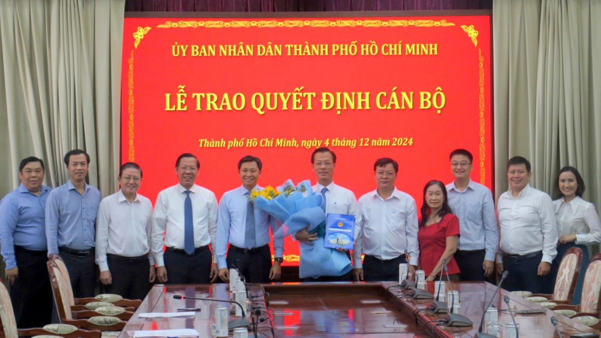 Ông Phan Văn Mãi và các đại biểu chúc mừng ông Đậu An Phúc