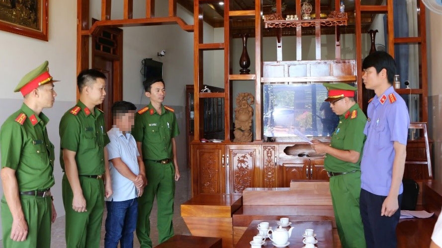 Cơ quan Cảnh sát điều tra tống đạt quyết định khởi tố bị can Nguyễn Phong (ảnh: CA)