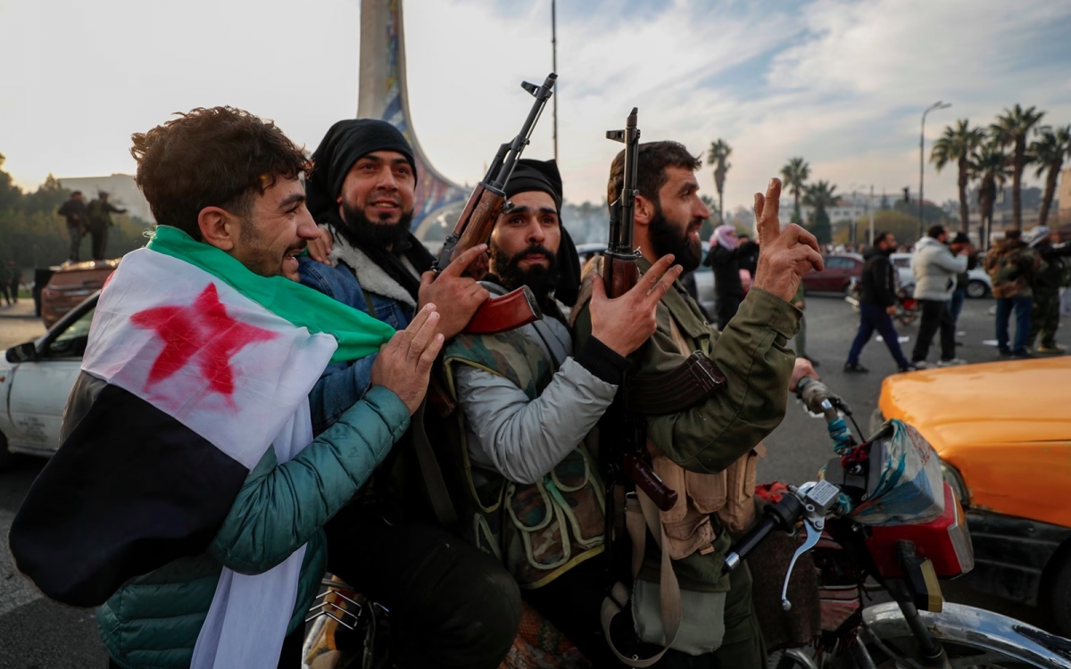 Chiến binh của phong trào nổi dậy Syria ăn mừng việc chính quyền Tổng thống Assad sụp đổ. Ảnh: ABC News.