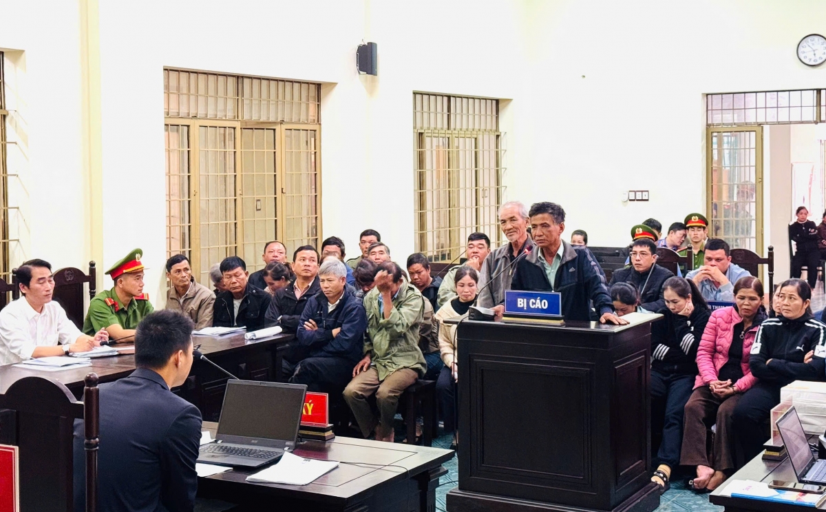 Phiên tòa xét xử 37 bị cáo làm giả giấy tờ với mục đích trốn nghĩa vụ quân sự tại thị xã Buôn Hồ.