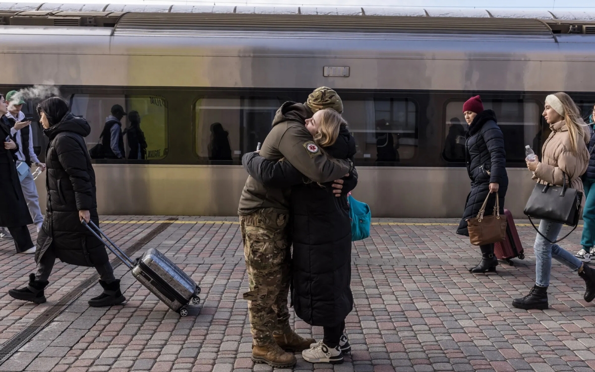 Vợ chồng Ukraine gặp nhau trên sân ga tàu hỏa Kharkov. Ảnh: Nytimes.