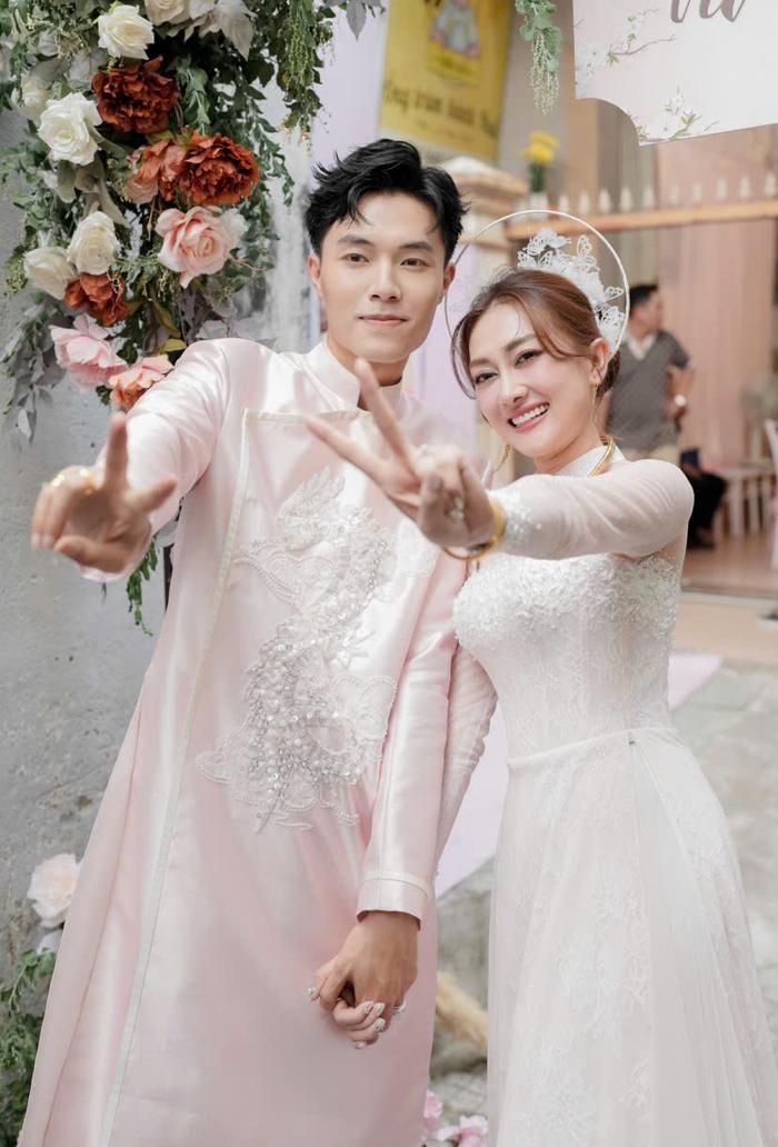 Tuy nhiên, vào tối 20/12, Phương Lan tiếp tục lên tiếng về chuyện tình cảm với Phan Đạt. Cô giải thích lý do chia tay Phan Đạt là giữa hai bên có nhiều bất đồng. Theo Phương Lan, Phan Đạt hay kiểm soát, khiến cuộc sống của cô ngột ngạt. Sáng 21/12, Phan Đạt đăng video đáp trả Phương Lan. Anh thừa nhận nóng tính, đập đồ khi cãi vã, đôi lúc mất kiểm soát nên dùng từ ngữ nặng nề với Phương Lan, song anh khẳng định chưa từng bạo hành vợ cũ.