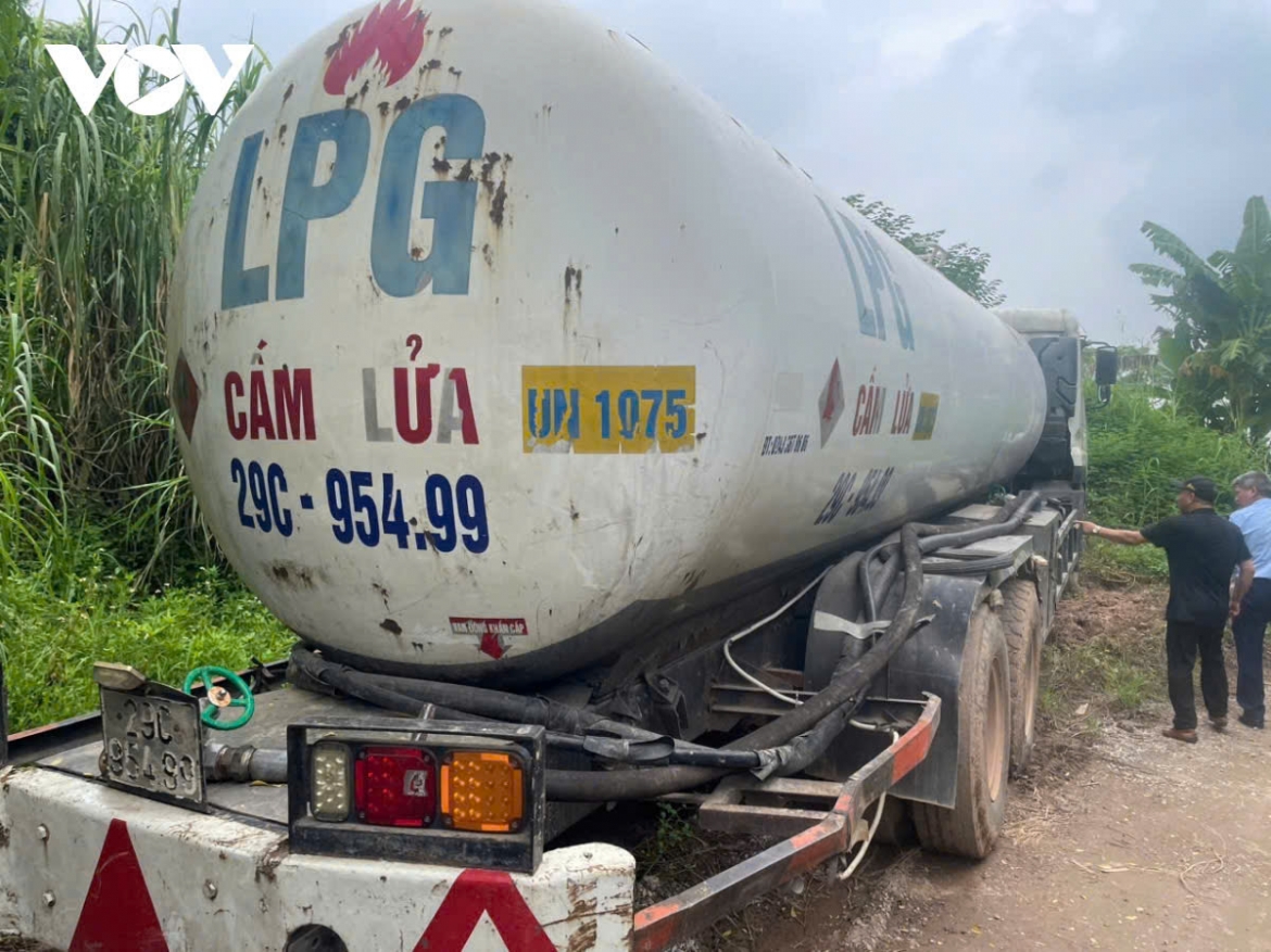 Lực lượng quản lý thị trường Bắc Ninh phát hiện xe vận chuyển san triết ga trái phép