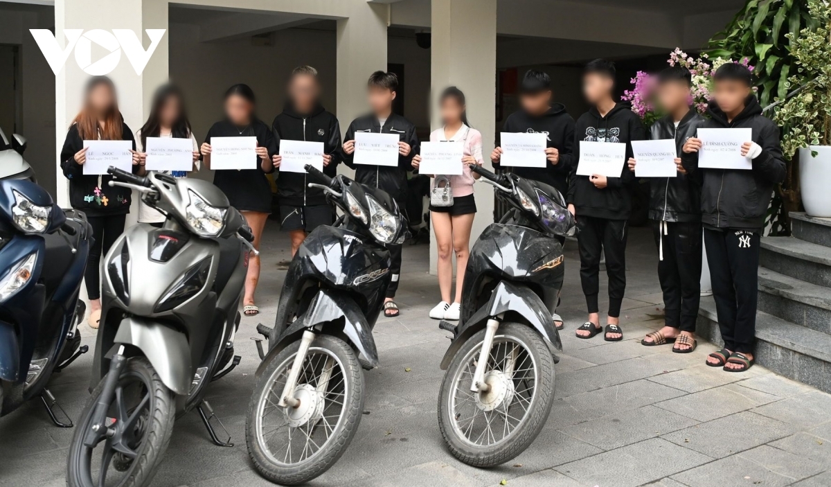 Nhóm "quái xế" Hà Nội sau khi bị tạm giữ, trong đó có nhiều trường hợp chưa có bằng lái, chưa đủ điều kiện tham gia giao thông bằng xe gắn máy.