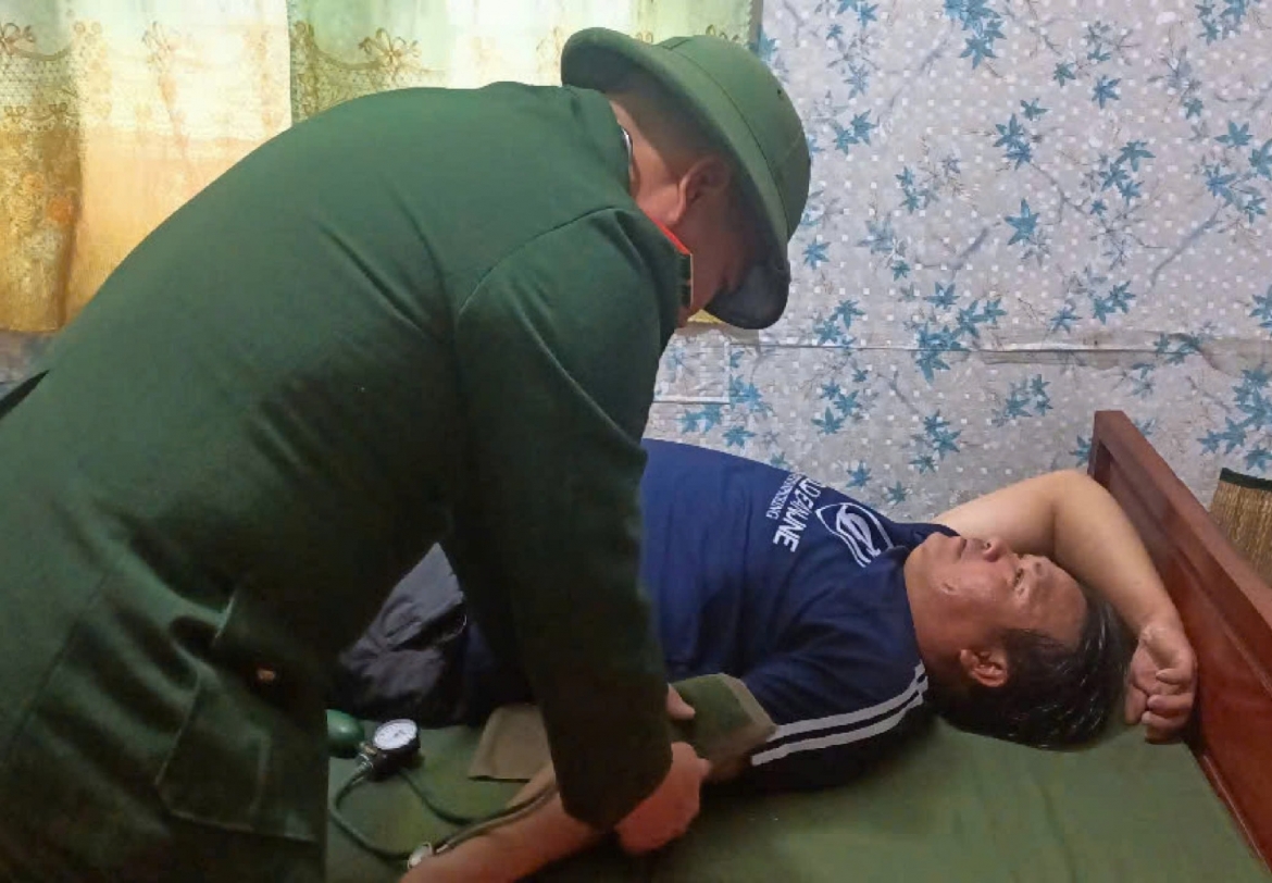 Quân y biên phòng kiểm tra sức khỏe các thuyền viên