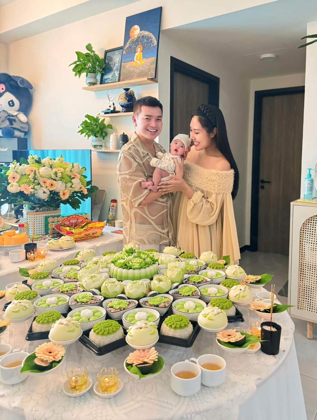 Nghệ sĩ Quang Minh cùng bạn gái kém 37 tuổi Tăng Khánh Chi làm tiệc đầy tháng cho quý tử Dustin với gam xanh lá chủ đạo.