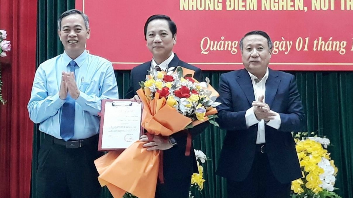 Lãnh đạo tỉnh Quảng Trị tặng hoa chúc mừng ông Hoàng Nam, Phó Chủ tịch UBND tỉnh tham gia Ban Thường vụ Tỉnh ủy Quảng Trị (Ảnh: TN)