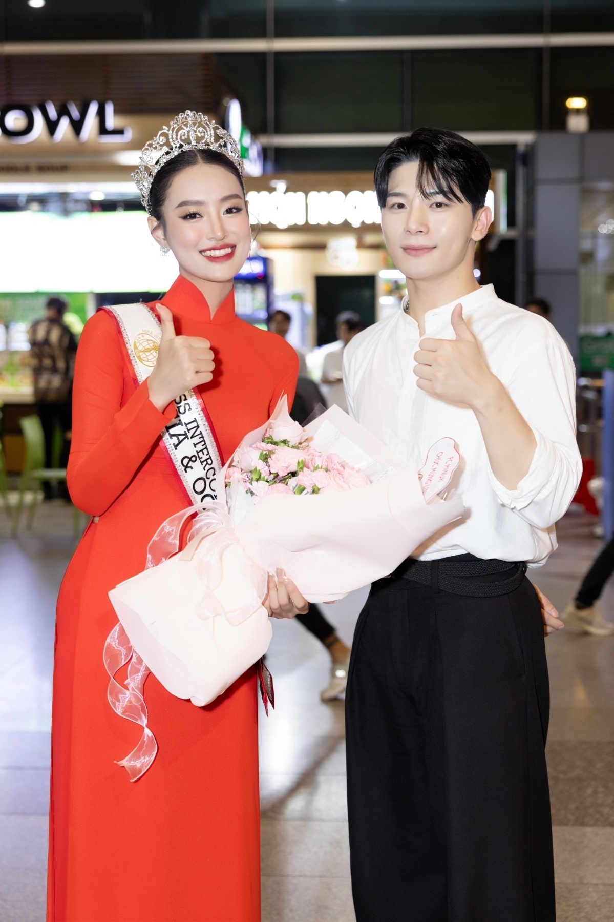 Á hậu Bùi Khánh Linh xin lỗi sau ồn ào tình cảm với MC Hàn Quốc Cheon Minuk. Trên trang cá nhân, Bùi Khánh Linh thừa nhận bản thân chưa khéo léo, trong lúc bột phát có những phát ngôn khiến người hâm mộ buồn lòng. "Tôi chân thành xin lỗi khán giả, những người yêu mến tôi", cô viết. Bùi Khánh Linh lần nữa khẳng định cả hai chỉ là bạn bè. (Nguồn: FBNV)