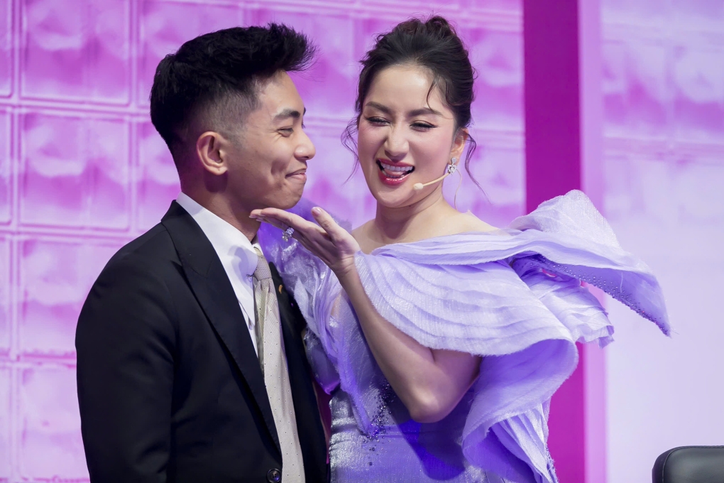 Kiện tướng dancesport Khánh Thi thấy như được 'sạc pin' khi ông xã Phan Hiển cưng nựng, hôn má trong buổi ghi hình đầy mệt mỏi của 'Bước nhảy hoàn vũ'.